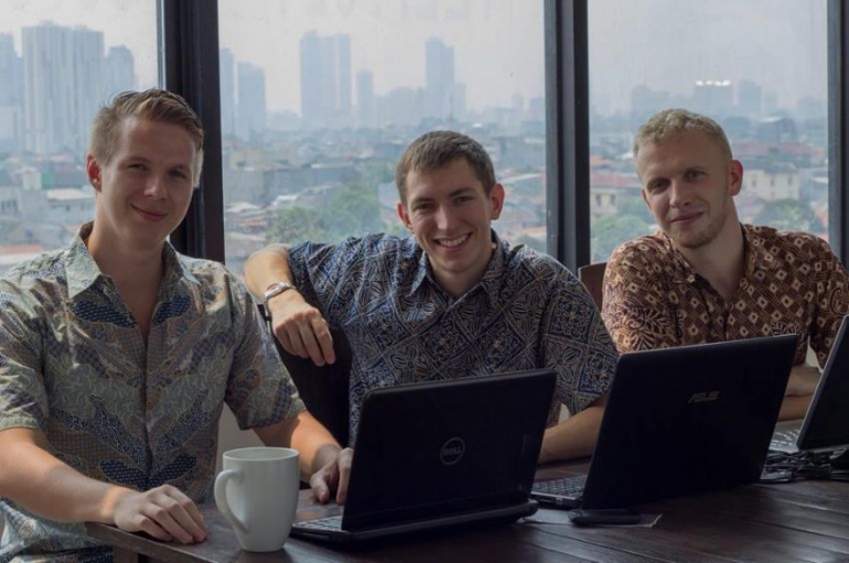 Para ekspatriat di Jakarta berbatik saat di kantor. (sumber foto: Sewu Batik)