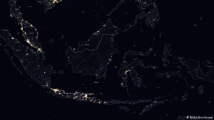 Indonesia di malam hari - citra satelit NASA