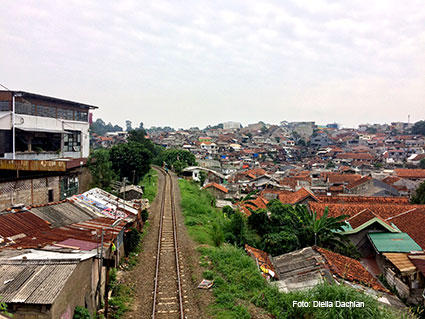 Pemandangan dari atas jembatan Bondongan, Jalan Pahlawan. Apakah van Riebeeck datang dari arah ini?