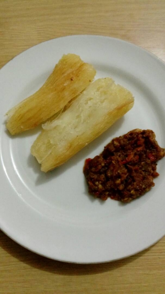 Singkong Goreng Sambal Roa (Sumber: Indrayani)