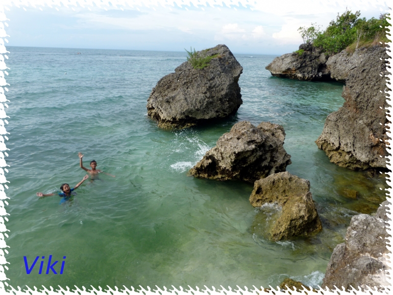 Keindahan pantai Padang-Padang membuat kami senang berenang di sini. (dokpri)