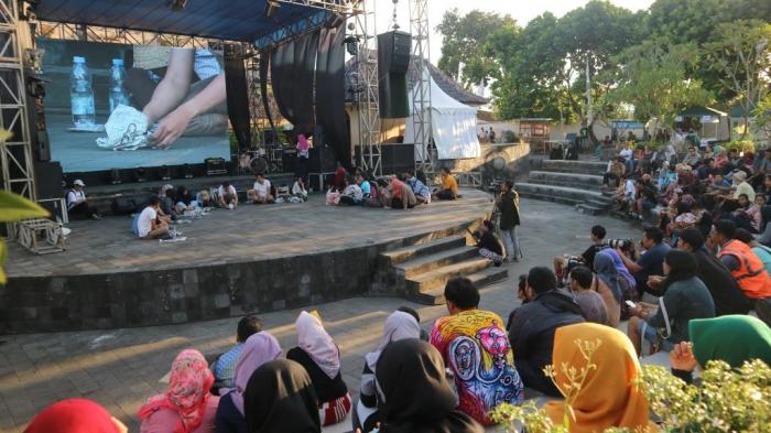 Indonesia Community Day (ICD) 2017 diadakan di Plaza Pasar Ngasem. Platform digital berkolaborasi dengan pasar tradisional. Ini adalah atraksi Komunitas Papermoon Puppet Theatre, yang dengan kreatif mengolah kertas menjadi hidup serta dinamis secara visual. Foto: Yosep Efendi