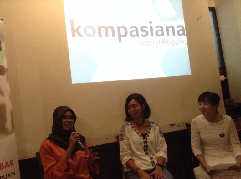 (kiri ke kanan) Blogger film Balda Zain Fauziyyah, script writer Swastika Nohara, dan moderator Dewi Puspa. (foto dokumentasi pribadi)