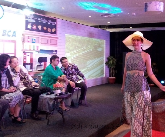 fashion show menampilkan batik Jawa berwarna biru indigo yang merupakan warna biru alami seperti yang diperagakan model ini. (foto: dokpri)