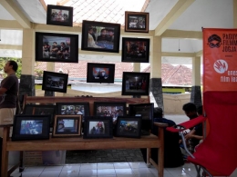 Ini booth Komunitas Paguyuban Filmmaker Jogja di Indonesia Community Day (ICD) 2017. Komunitas audio visual seperti ini cukup marak di tanah air, mengingat generasi milenial sangat gandrung pada ranah visual. Barangkali tak lama lagi, Kompasiana juga akan tambah semarak dengan hadirnya beragam content visual. Foto: Dewi Puspasari