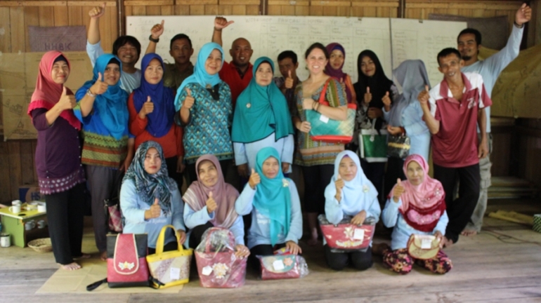 Para pengrajin berfoto bersama setelah kegiatan. Foto dok. Yayasan Palung