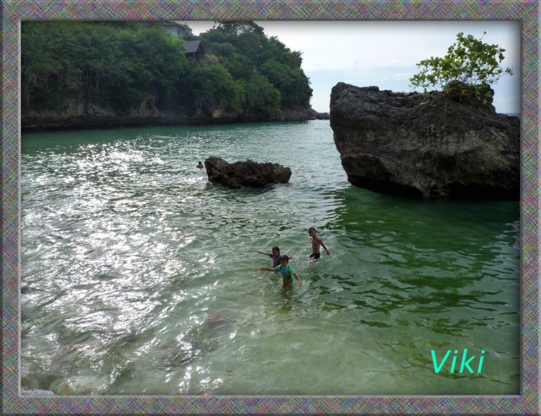 Pantai Padang-Padang ini indah lho, warna airnya tampak hijau kebiru-biruan. (dokpri)
