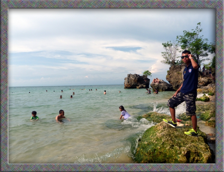 para wisatawan berenang hingga jauh dari tepi pantai lho. eh ada omku lagi narsis nih. (dokpri)