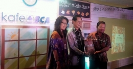 Peluncuran buku 'Batik Pekalongan: Dari Masa Ke Masa, ditulis oleh Budi Mulyawan (paling kanan), yang didukung penuh oleh BCA. (foto: dokpri)
