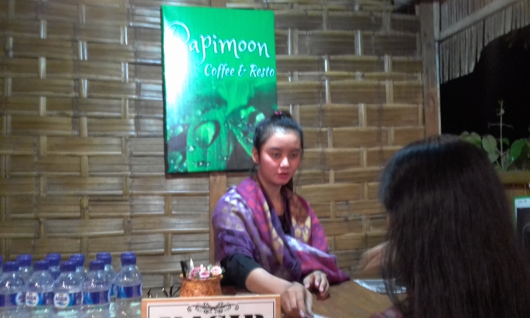 Bendahara Bolang menuju kasir Papimoon Coffee & Resto/Dok. Pribadi