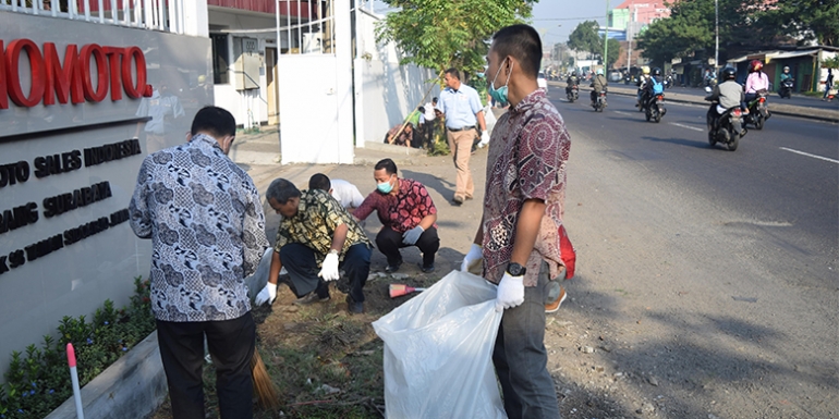 Kegiatan Clean Up Day, wujud kepedulian karyawan Ajinomoto terhadap lingkungan sekitar sekaligus sebagai ajang untuk mendekatkan diri dengan masyarakat