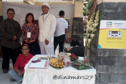booth komunitas Roemah Toea dengan para anggota dan ketua yang mengenakan kostum khas Jawa, Cina dan Belanda. Sang ketua, Mas Hari Koerniawan, mengenakan kostum a la Belanda. (foto: dokpri)