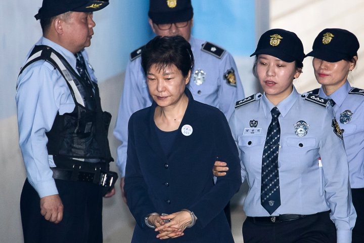 Park Geun-hye ketika memasuki ruang pengadilan. Photo: Seong-joon Cho—Bloomberg/Getty Images