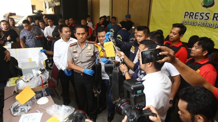 AKBP Nasriadi dalam gelaran Press Release kasus tersebut. Dibebaskan? Sumber foto : Warta Kota