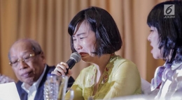  Veronica Tan menangis saat membacakan surat yang ditulis tangan Ahok, pada konferensi pers di Jakarta, Selasa (23/5). Foto: LIputan6.com