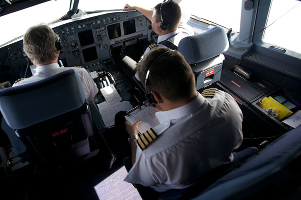 Seperti yang Anda lihat, pilot yang duduk di belakang itu sedang duduk di jumpseat. (pict: http://www.nycaviation.com)