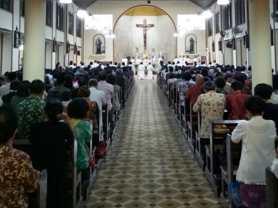 Perayaan Ekaristi 210 Tahun KAJ di Paroki Hati Kudus Yesus, Kramat Jakarta Pusat, Kamis, 25 Mei 2017. Ekaristi dipimpin oleh Uskup Agung Jakarta Mgr. Ignatius Suharyo bersama puluhan pastor dan diikuti ribuan umat.