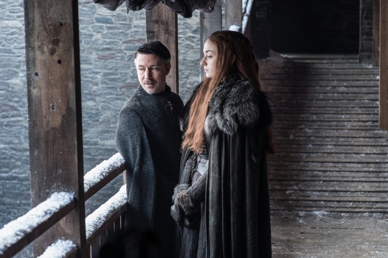 Apakah Jon Snow marah ke Petyr Baelish gara-gara berupaya menghasut adiknya, Sansa Stark? (dok. HBO)