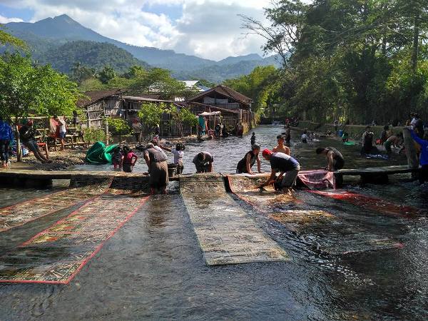 Ritual cuci karpet masjid ramai- ramai (foto: dok pri)