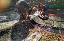 Warga Tuntang, Kabupaten Semarang menyuci karpet (foto: dok pri)