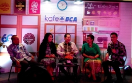 Para narasumber Kafe BCA VI (ki-ka) Rektor Unikal Suryani, Ketua Yayasan Batik Indonesia Nita Kenzo, Presdir BCA Jahja Setiaatmadja, Direktur Edukasi & Ekonomi Kreatif Bekraf Poppy Savitri, dan moderator acara (dokpri)