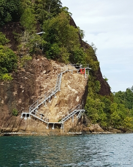 Lompat tebing di Pulau Sironjong Ketek. 