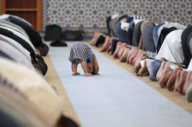 Tua muda bersemangat semuanya dalam menjalankan ibadah Ramadhan (Sumber Ilustrasi 1: http://www.josstoday.com/read/2015/07/16/25002/Mengapa_Selama_Ramadhan_Masyarakat_Jadi_Lebih_Baik?)