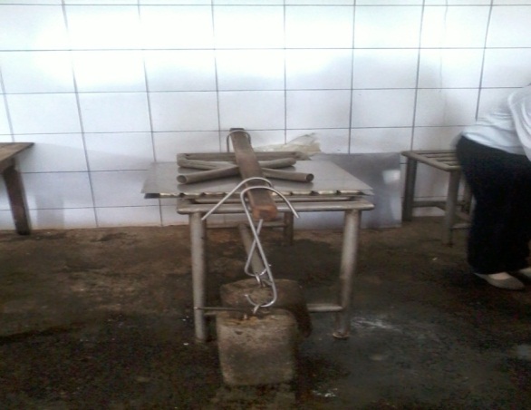 Alat press seberat 50 Kg untuk menggencet tahu yang malang (salah satu alat khas Pabrik Tahu Serasi Bandungan dalam pembuatan tahu serasi)