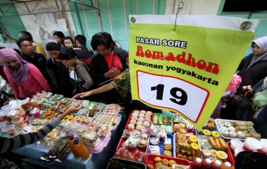 Pasar sore di Kauman yang menjual takjil selama bulan Ramadan. (sumber foto: harianbernas.com)