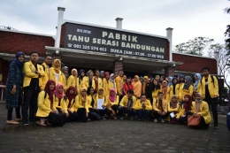 Foto bersama di depan Pabrik Tahu Serasi Bandungan biar kelihatan serasi donk