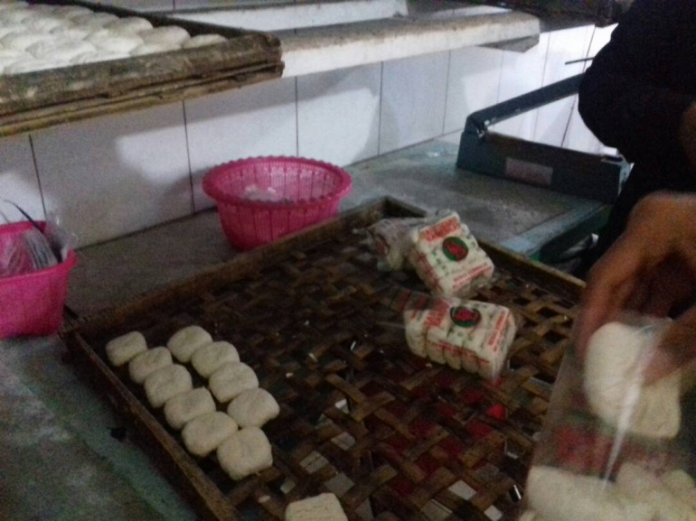 kemas-kemas dulu tahu serasinya biar kelihatan serasi (proses pengemasan tahu serasi)
