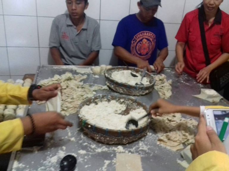 Bungkus dulu tahunya ya jangan membungkus kenangan pahit melulu hehehe (Mahasiswa belajar membuat tahu serasi dipandu dengan Ibu Tri Rahayu)