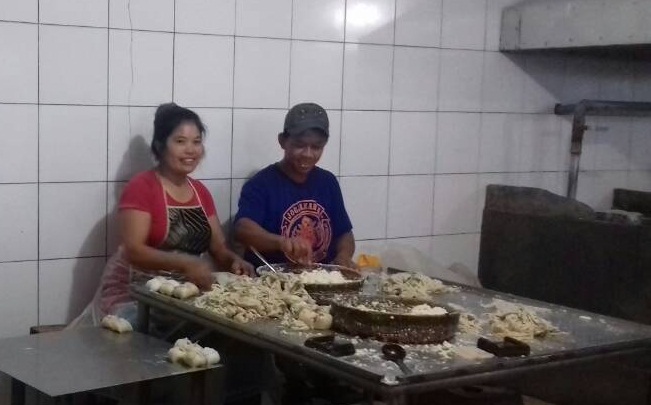 Karyawannya aja serasi apalagi tahunya, hehehe (salah satu karyawan Pabrik Tahu Serasi Bandungan)