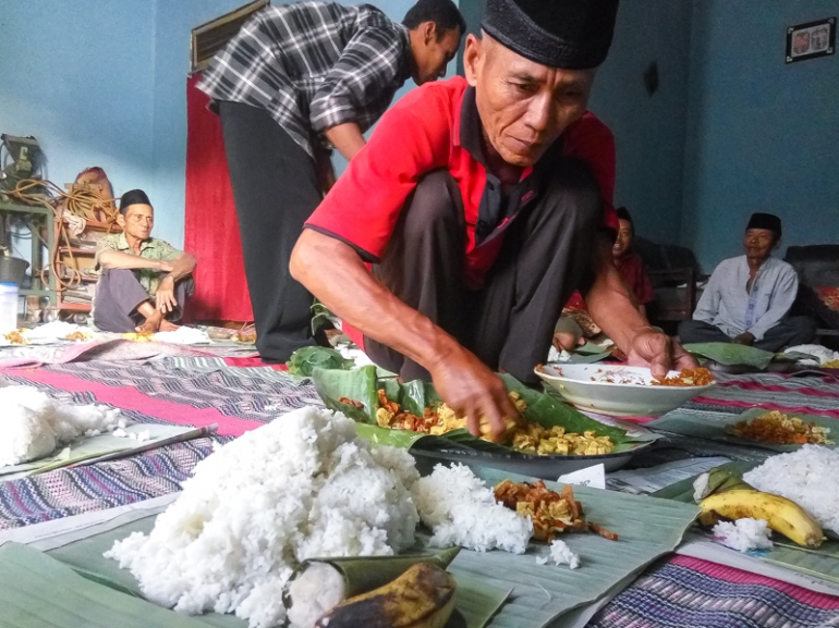 dibagikan langsung memakai tangan, yang penting bersih dan rata