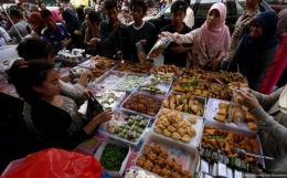 Aneka jajanan pasar lokal dijajakan di Pasar Takjil Bendungan Hilir, Jakarta. (sumber foto: okezone.com)