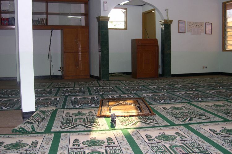 menggeser (memiringkan) letak sajadah di masjid