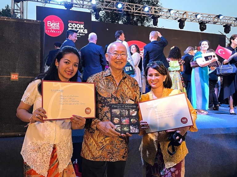 William Wongso bersama Erna Setyowati (kiri) dan Santhi Serad (kanan) berfoto dengan plakat juara. (sumber foto: William Wongso)