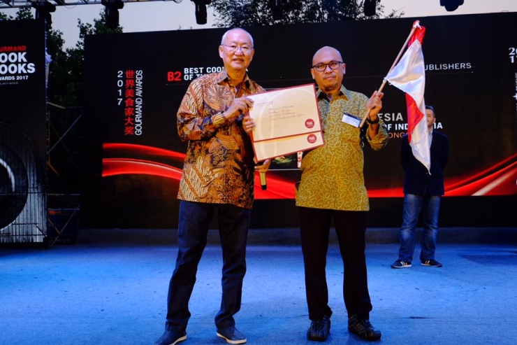William Wongso dan Rafli Sato dari BAB Publishing Indonesia saat menerima penghargaan di The Gourmand World Cookbook Awards 2017. (sumber foto: William Wongso)