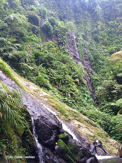 Sisi lain Curug Cibadak, tebing-tebing di sekelilingnya mengalirkan tirai air