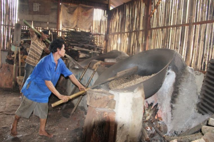 Industri Kacang Sangrai di Kecamatan Setu yang menjadi salah satu ikon usaha Tangsel. (Foto: Gapey Sandy)
