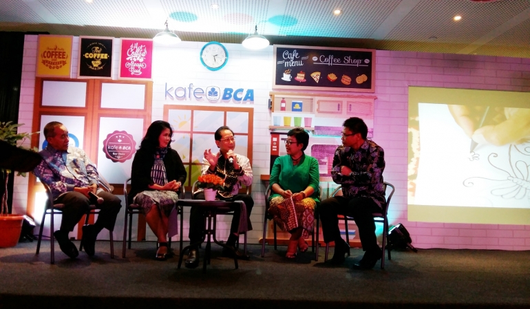 Pembicara dalam Talkshow Kafe BCA VI (kiri-kanan): Suryani (Rektor Universitas Pekalongan), Nita Kenzo (Ketua Yayasan Batik Indonesia sekaligus Founder Galeri Batik Jawa Indigo), Jahja Setiaatmadja (Presiden Direktur BCA), Poppy Savitri (Direktur Edukasi & Ekonomi Kreatif Bekraf), dan sang Moderador. Foto: Arum Sato.