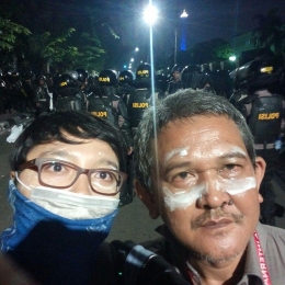 Aku dan Pipit memoleskan odol di sekitar mati saat terjadi penembakan gas air mata dalam Aksi Bela Islam, Jumat (4/11/2016) di samping Istana Presiden, Jl Veteran III Jakarta Pusat. (Foto: Dok. Arif RH)