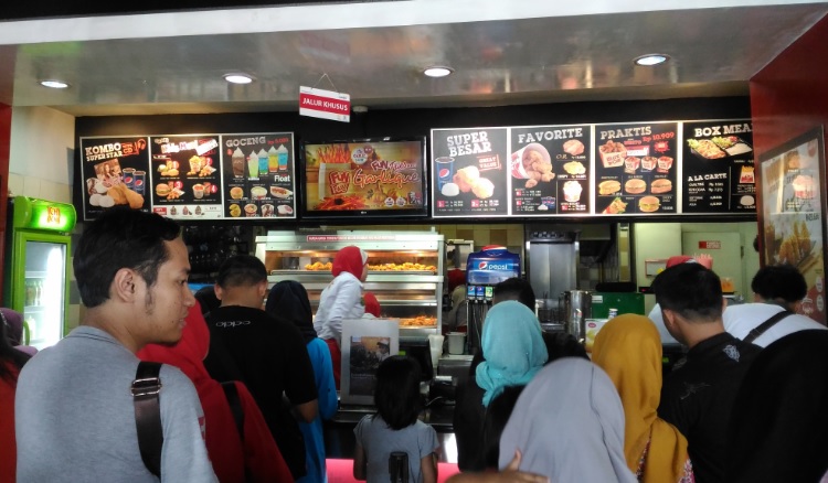 Antrian di Depan Kasih KFC (Sumber: Dokpri)