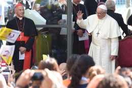 Paus Fransiskus dan Uskup Agung Genoa, Kardinal Bagnasco, FOTO: lapresse