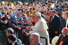 Paus menyapa umat dan pekerja pabrik di Genova, FOTO: lapresse