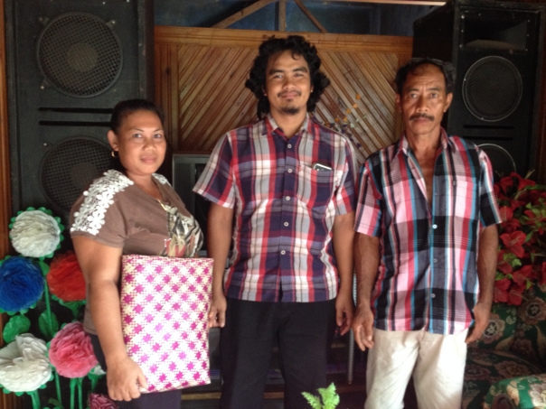 Ibu Vina (pengrajin anyaman pandan), A. Samad (Yayasan Palung) dan Hatta (Suami ibu Vina). Foto dok. Yayasan Palung