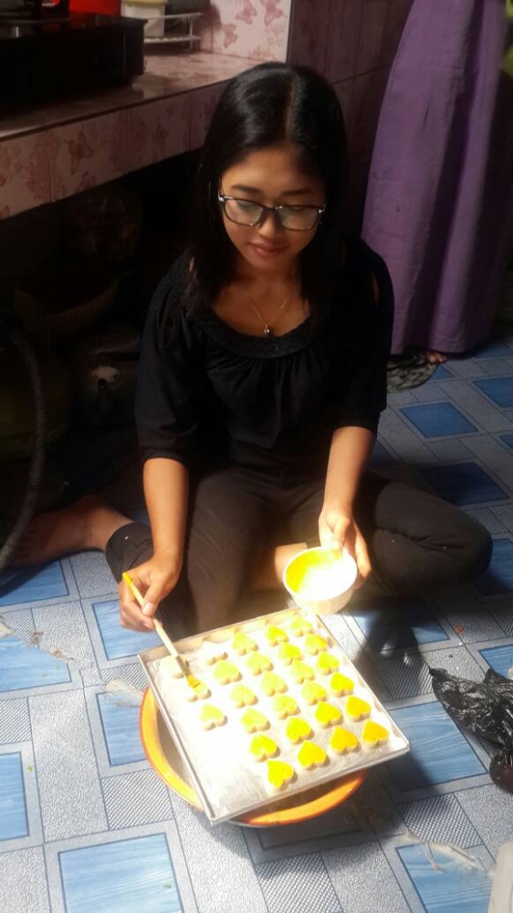 Persiapan pesanan kue lebaran oleh ibu Inung dok pribadi