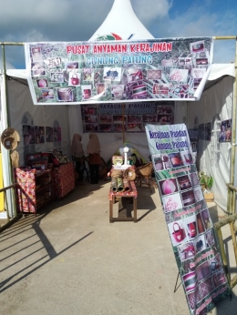 Inilah stand pameran yang memajang dan menjual hasil kreasi anyaman pengrajin tikar pandan di KKU. Foto dok. Yayasan Palung
