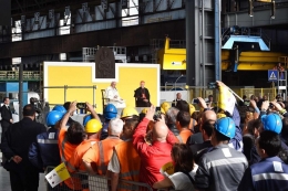 Paus berdialog dengan para pekerja dari Pabrik Ilva, FOTO: lapresse