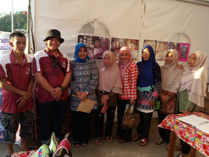 Perwakilan pengrajin berfoto bersama dengan ketua Dekranasda KKU dan Yayasan Palung selaku yang selalu mendampingi pengrajin. Foto dok. Yayasan Palung